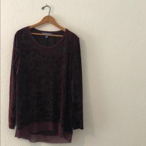Simply Vera burn out velvet top in burgundy.